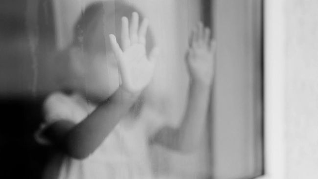 Setelah mengalami kekerasan yang dilakukan babysitter-nya, anak presenter Jevier Justin tetap terlihat cerita meski tubuhnya tampak lemas.