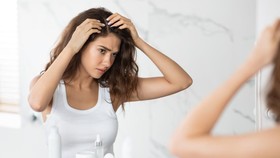 7 Cara Menghilangkan Ketombe Basah dan Berminyak