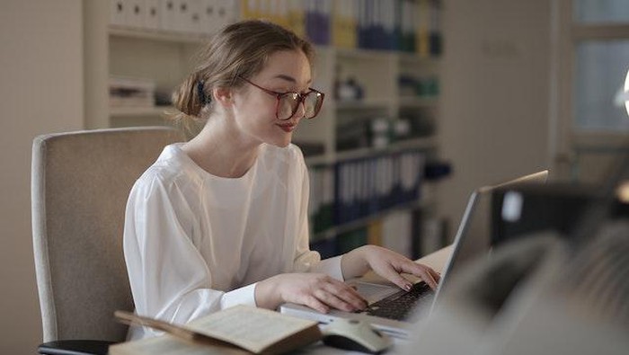 Ilustrasi Scorpio bekerja/foto: pexels/Andrea Piacquadio