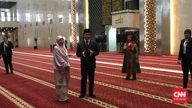 Istri PM Malaysia Anwar Ibrahim, Wan Azizah Wan Ismail, mengenang masa saat suaminya menjadi buangan politik ketika berkunjung ke Masjid Istiqlal.
