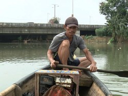 Kisah Pencari Cacing Sutera Berjuang Menopang Keluarga, Kamu Bisa Bantu