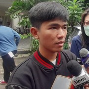 Kisah Viral Tiko & Bu Eny: Tinggal di Rumah Mewah Terbengkalai Tanpa Listrik & Air Selama 12 Tahun, Ini Selengkapnya