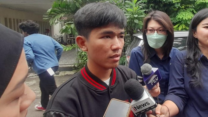 Kisah Viral Tiko & Bu Eny: Tinggal di Rumah Mewah Terbengkalai Tanpa Listrik & Air Selama 12 Tahun, Ini Selengkapnya