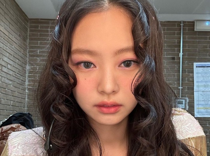Look seperti Jennie dengan feathery brows akan menjadi tren di 2023