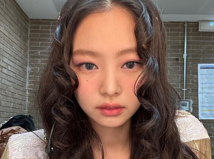 Look seperti Jennie dengan feathery brows akan menjadi tren di 2023