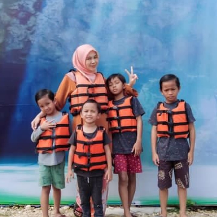 <p>Sejak bercerai dari suaminya, Bunda yang akrab disapa Eca ini mengasuh keempat anaknya seorang diri. Mereka menetap di Kota Malang, Jawa Timur. (Foto: Instagram @ecaprasetya)</p>