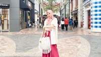 <p>Mommy ASF kini sering mengenakan padu padan atasan modis dengan celana. Seperti ketika memakai kulot hingga celana jeans. (Foto: Instagram @ecaprasetya)</p>