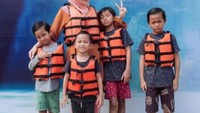 <p>Sejak bercerai dari suaminya, Bunda yang akrab disapa Eca ini mengasuh keempat anaknya seorang diri. Mereka menetap di Kota Malang, Jawa Timur. (Foto: Instagram @ecaprasetya)</p>