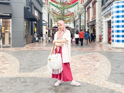 Potret Terbaru Mommy ASF Penulis Layangan Putus, Disebut Lebih Modis & Bahagia