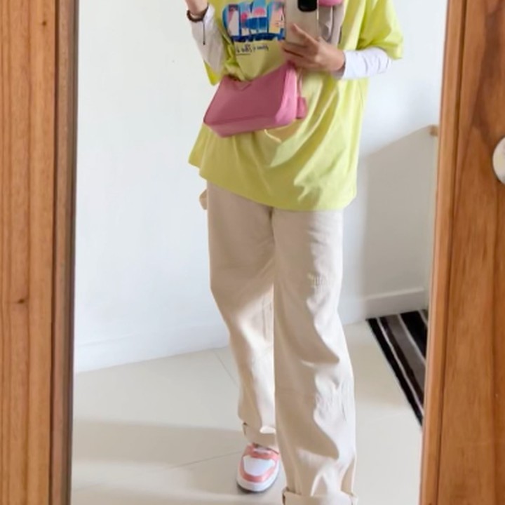 <p>Mommy ASF yang semula kerap mengenakan gamis warna netral mulai mengubah penampilannya jadi bernuansa colorful bak anak muda. (Foto: Instagram @ecaprasetya)</p>