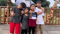 <p>Meski sibuk bekerja dan mengasuh anak seorang diri, Mommy ASF terlihat begitu bahagia sekarang. Tengok saja potretnya bersama Amar, Rayan, Salman, Abillah, dan Sultan. "<em>Masya Allah sllu bahagia walaupun tanpa sosok seorang ayah,</em>" komentar netizen @ummu***** (Foto: Instagram @ecaprasetya)</p>