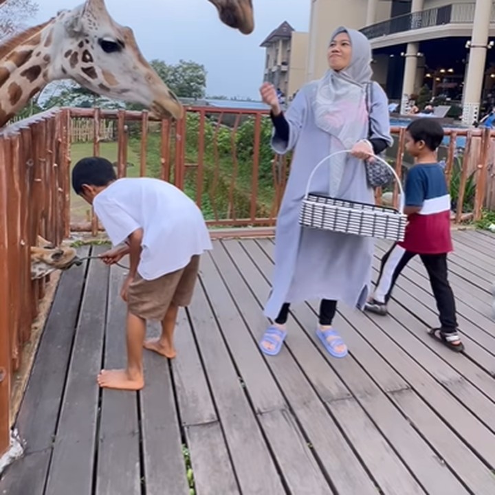 <p>Baru-baru ini, Mommy ASF semakin sering memperlihatkan kebersamaan dengan anak-anak. Ia baru saja mengajak mereka pergi berlibur ke kebun binatang. (Foto: Instagram @ecaprasetya)</p>