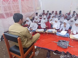 Momen Pelajar SD Cianjur Belajar Hari Pertama Sekolah di Tenda