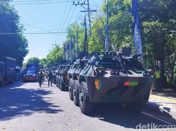 Aparat Berjaga Ketat-Tutup Jalan Jelang Kedatangan Jokowi ke Banyuwangi