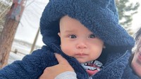 <p>Sosok Si Bungsu pun menarik perhatian netizen, Bunda. Bukan tanpa alasan, bayi yang lahir pada 28 Agustus 2022 ini terlihat menggemaskan dengan pakaian tebal dengan kupluk menyerupai beruang. (Foto: Instagram: @yaswildblood)</p>