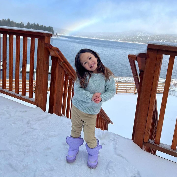 <p>Sementara itu, sang adik, Sofia, terlihat mengenakan sweater hijau dan celana krem. Ia juga melengkapi penampilannya dengan sepatu warna ungu. (Foto: Instagram: @yaswildblood)</p>