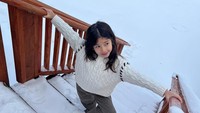 <p>Seraphina Rose Soemarningsih Soerjosoemarno lahir pada 21 Oktober 2016. Saat berlibur, Serapina mengenakan sweater krem dengan celana panjang kotak-kotak cokelat. (Foto: Instagram: @yaswildblood)</p>