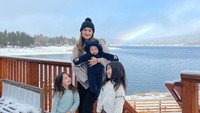 <p>Belum lama ini, Yasmine dan ketiga anaknya terlihat menghabiskan waktu berlibur bersama. Mereka sangat gembira saat bermain salju, lho. (Foto: Instagram: @yaswildblood)</p>