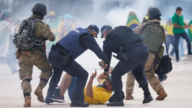 Sebanyak 1200 pedemo yang merupakan pendukung mantan mantan Presiden Jair Bolsonaro dikabarkan ditangkap oleh polisi anti-huru hara Brasil.