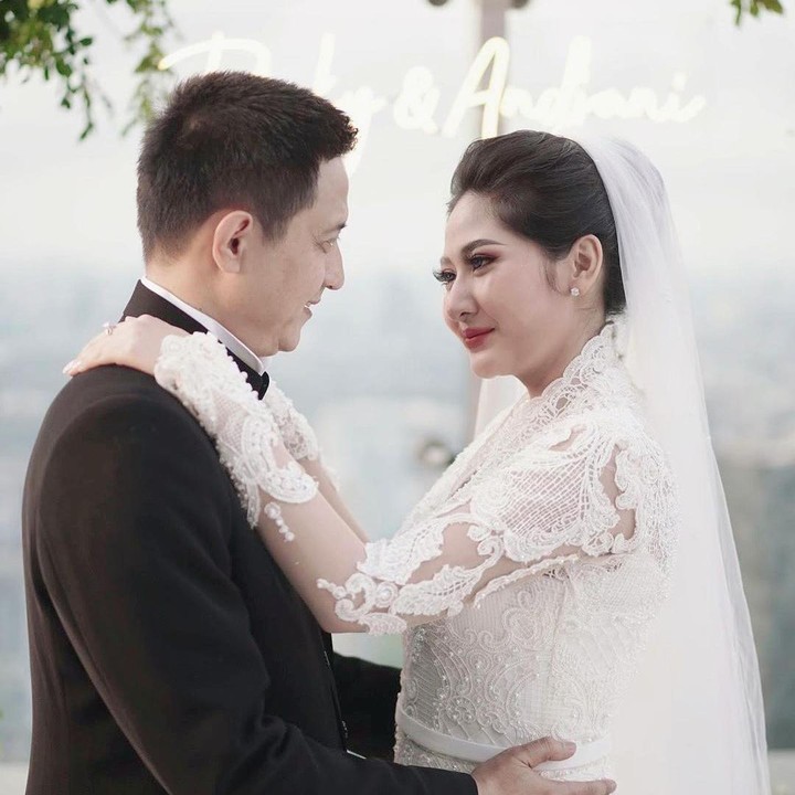 <p>Ricky Soebagdja menikahi sang istri, Cica Andjani, pada 12 Februari 2021 lalu. Pernikahan mereka digelar secara tertutup di hotel bintang lima kawasan Jakarta Selatan dan hanya mengundang keluarga serta sejumlah kerabat dekat. (Foto: Instagram @rickysoebagdja)<br /><br /><br /></p>