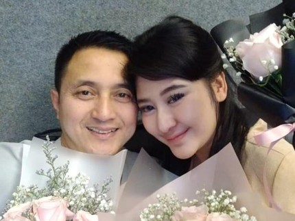 7 Potret Harmonis Ricky Soebagdja & Istri Lebih Muda 26 Tahun, Romantis Bun