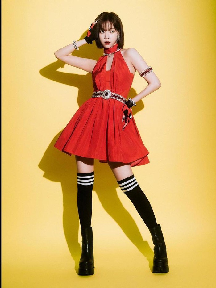 Seperti Taeyeon, Winter aespa juga memakai balutan dress berwarna merah. Penyanyi cantik ini memiliki visual menggemaskan dengan konsep teaser image Got The Beat ini./ Foto: instagram.com/girlsontop_sm/