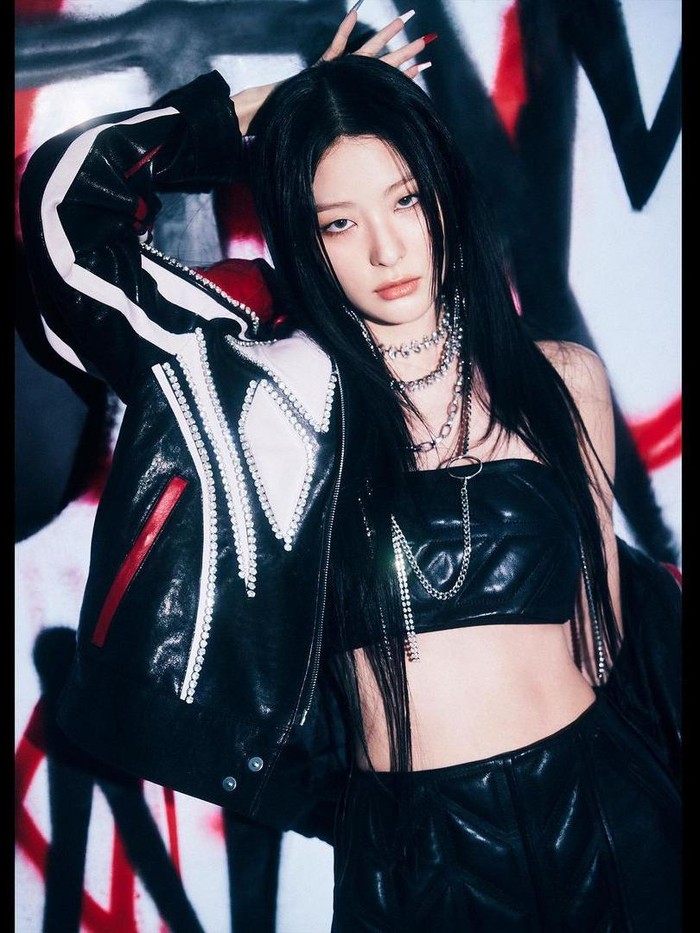 Seulgi memang pantas dijuluki sebagai 'Ace of K-Pop'. Di teaser image Got The Beat, ia terlihat badass. Visual-nya dengan konsep gothic style dikagumi banyak penggemar./ Foto: instagram.com/girlsontop_sm