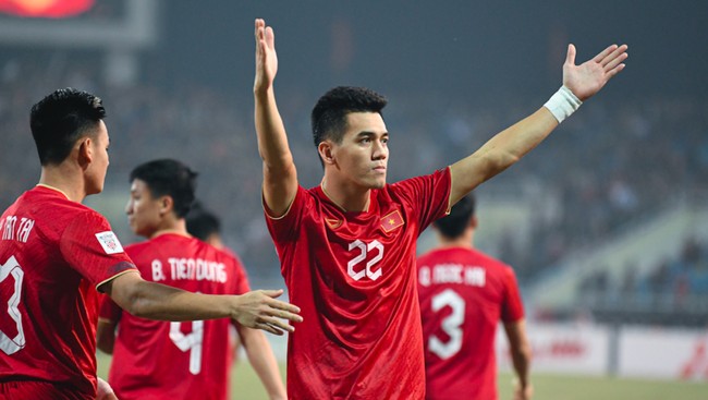 Striker Nguyen Tien Linh membawa Vietnam unggul 1-0 atas Thailand pada menit ke-24 dalam leg pertama final Piala AFF 2022, Jumat (13/1).