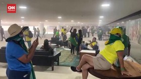 VIDEO: Penampakan Pendukung Bolsonaro Duduki Istana Presiden Brasil