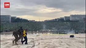 VIDEO: Pedemo Rusuh Duduki Kongres Brasil, Polisi Tembak Gas Air Mata