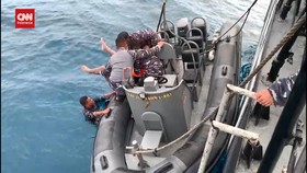 VIDEO: Awak KRI Albakora 867 Evakuasi Korban Kecelakaan Speed Boat
