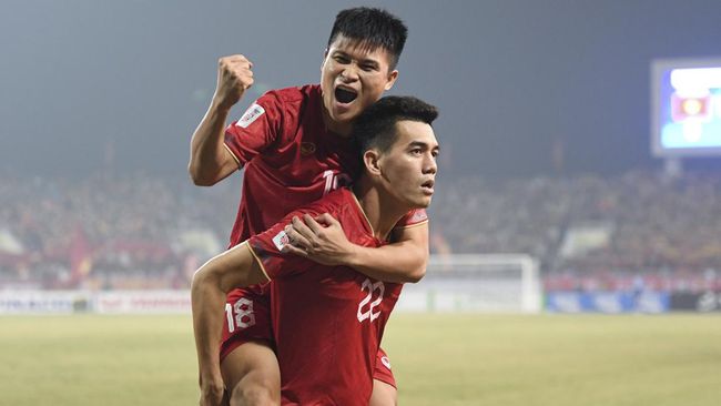 Tien Linh Cetak Gol Kedua, Vietnam Unggul 2-0 Atas Indonesia Penyerang Vietnam Nguyen Tien Linh sukses membawa timnya unggul 2-0 pada menit ke-47 di semifinal leg kedua Piala AFF 2022 di Stadion My Dinh, Senin (9/1).