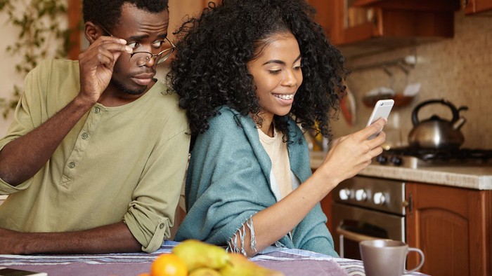 Cemburu yang berlebihan bisa mengakibatkan pasangan lelah dan mengancam hubungan.