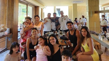 img-title Akur! 7 Potret Wulan Guritno Liburan Bareng Kekasih Berondong & Eks Suami