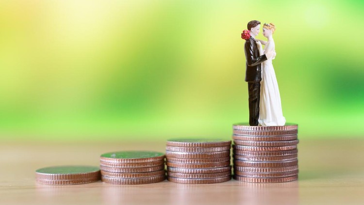 1218892657 Financial save money for wedding. Prepare for marriage expenses
