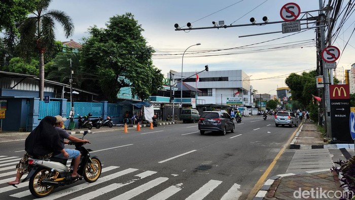 Para pengendara motor tanpa mengenakan helm melintas di bawah kamera tilang elektronik (E-TLE) di Jl Daan Mogot, Kota Tangerang, Banten (10/1/2023).