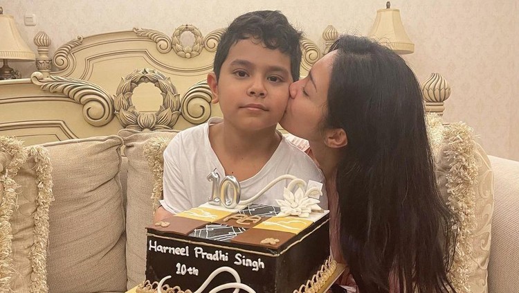 Bunga Zainal Ajarkan Kesederhanaan pada Anak
