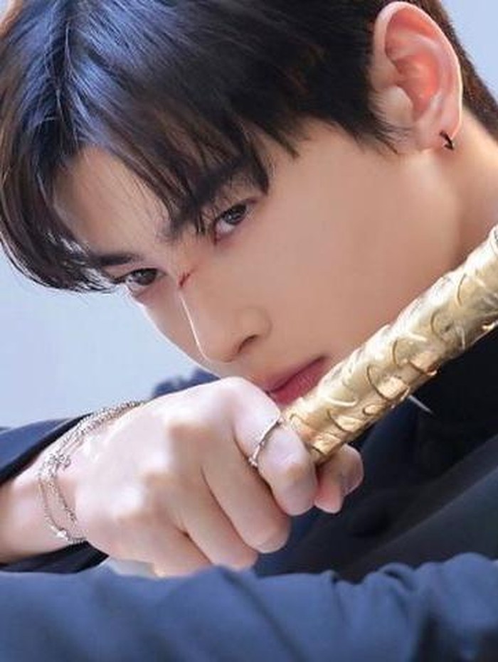 Cha Eun Woo kejutkan penggemar dengan penampilannya sebagai Pastor dalam drama fantasi terbaru berjudul Island./ foto: instagram.com/tving.official