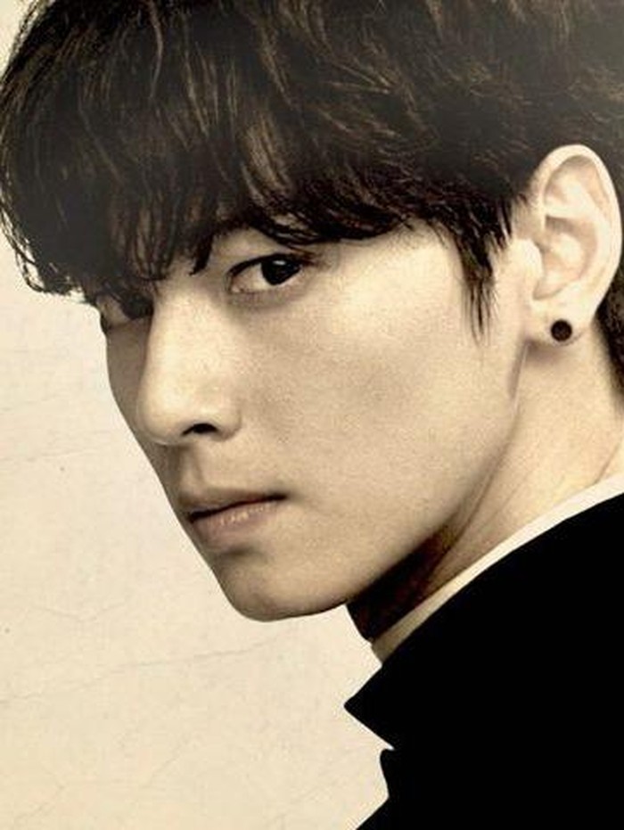Dengan berbagai ekspresi, serta adegan-adegan pertempuran dengan roh jahat yang intens, Cha Eun Woo berhasil mendalami perannya sebagai Pastor Yohan./ foto: instagram.com/tving.official