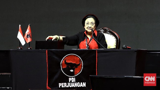 Megawati dalam arahannya meminta para kepala daerah PDIP melakukan gerakan door to door untuk membangun komunikasi yang efektif dengan rakyat.
