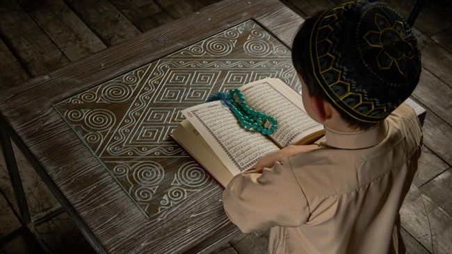 Surat Al Mujadalah ayat 11 menjelaskan tentang keutamaan ilmu dan keimanan dalam Islam. Berikut bacaan, terjemahan, dan tafsirnya.