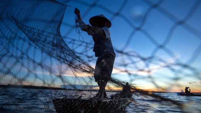 Perempuan nelayan menceritakan krisis iklim membuat suami mereka menganggur dan anak-anaknya putus sekolah.