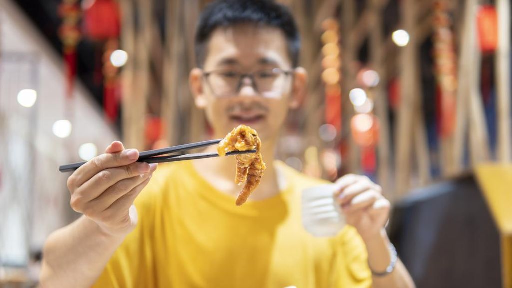 8 Makanan yang Diam-diam Bikin Stres Makin Parah