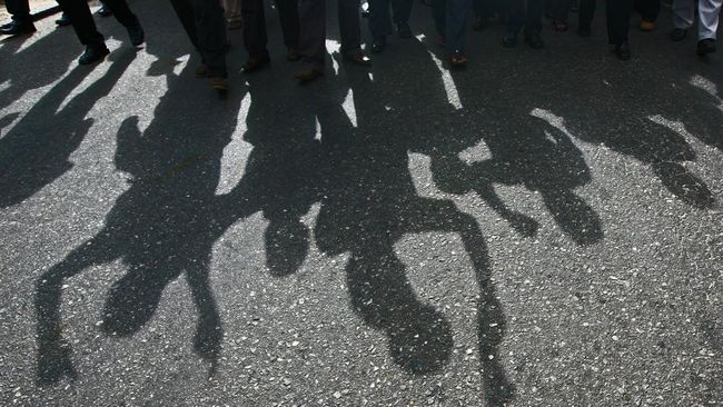 Salah satu faktor penyebab konflik adalah perbedaan persepsi dalam hal menghadapi suatu masalah. Simak macam-macam konflik dan dampaknya.