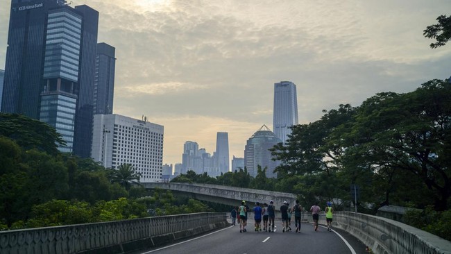 Dinas Perhubungan (Dishub) DKI Jakarta meniadakan Hari Bebas Kendaraan Bermotor (HBKB) atau car free day (CFD) saat Perayaan Imlek, Minggu (22/1).