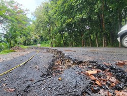 Jalan Menuju Komplek Perkantoran Pemkab Sukabumi Ambles dan Retak