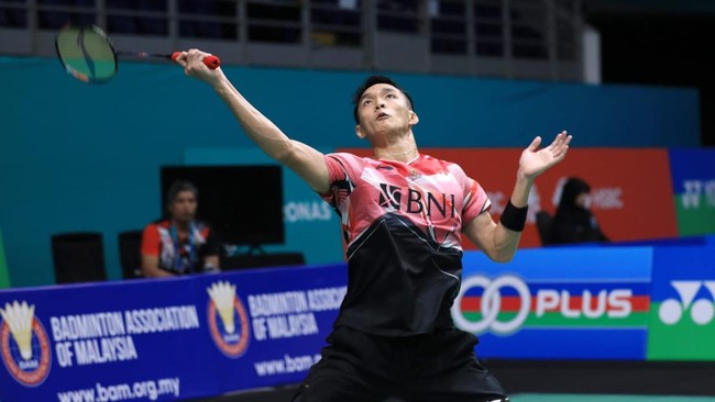Jonatan Christie tanpa kesulitan lolos ke babak 16 besar India Open 2023 usai menang atas Brian Yang di KD Jadhav Indoor, Selasa (17/1).