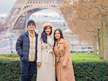 img-title Honeymoon Keliling Eropa, Erina Gudono Pakai Sepatu & Tas Ratusan Juta