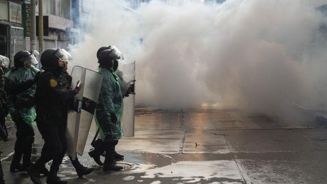 Peru Rusuh, 12 Orang Tewas saat Demonstran Coba Serbu Bandara Setidaknya 12 orang tewas akibat bentrokan antara aparat dan demonstran yang berupaya menyerbu salah satu bandara di Kota Juliaca, Peru, pada Senin (9/1).