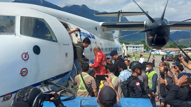 Intip Garasi Gubernur Papua Lukas Enembe yang Diciduk KPK Gubernur Papua Lukas Enembe ditangkap di Papua lantas diterbangkan ke Jakarta, dia adalah tersangka kasus korupsi KPK.